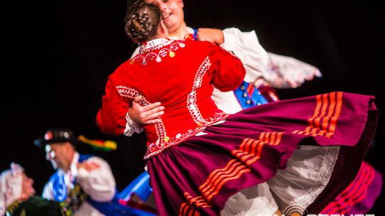 zdjęcie przedstawia tańczące pary w strojach ludowych
