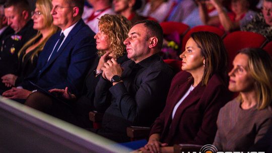 zdjęcie przedstawia tańczące pary w strojach ludowych