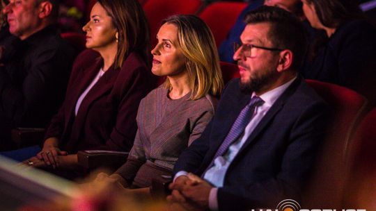 zdjęcie przedstawia tańczące pary w strojach ludowych