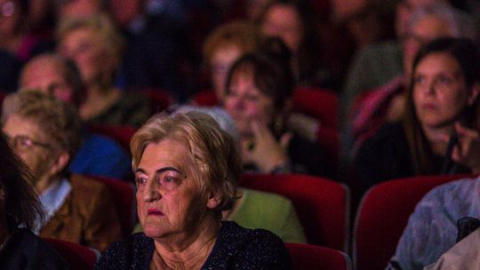 zdjęcie przedstawia tańczące pary w strojach ludowych