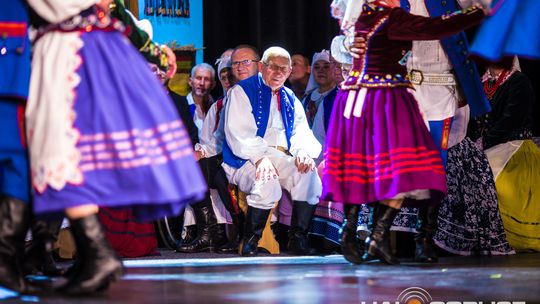 zdjęcie przedstawia tańczące pary w strojach ludowych