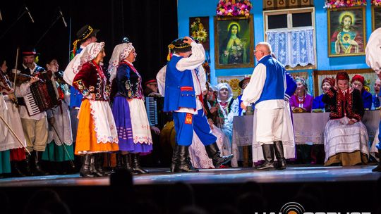 zdjęcie przedstawia tańczące pary w strojach ludowych