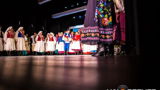 zdjęcie przedstawia tańczące pary w strojach ludowych
