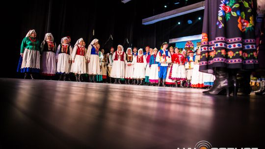 zdjęcie przedstawia tańczące pary w strojach ludowych