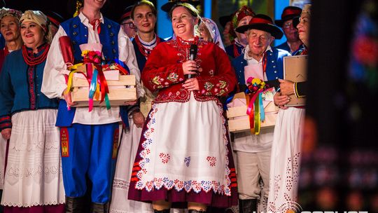 zdjęcie przedstawia tańczące pary w strojach ludowych