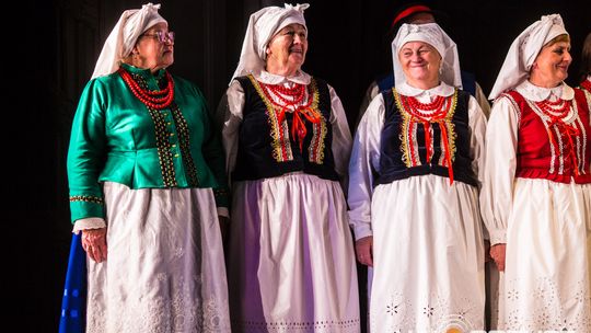 zdjęcie przedstawia tańczące pary w strojach ludowych