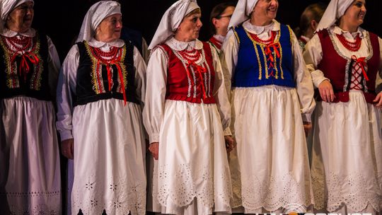 zdjęcie przedstawia tańczące pary w strojach ludowych