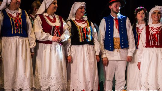 zdjęcie przedstawia tańczące pary w strojach ludowych