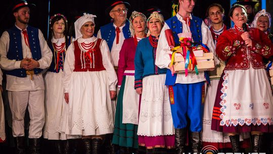 zdjęcie przedstawia tańczące pary w strojach ludowych