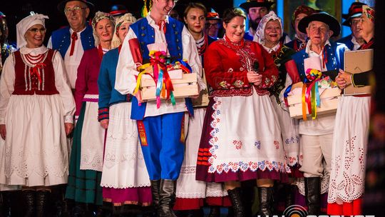 zdjęcie przedstawia tańczące pary w strojach ludowych