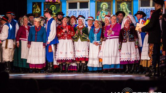 zdjęcie przedstawia tańczące pary w strojach ludowych