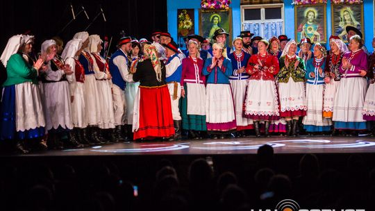 zdjęcie przedstawia tańczące pary w strojach ludowych
