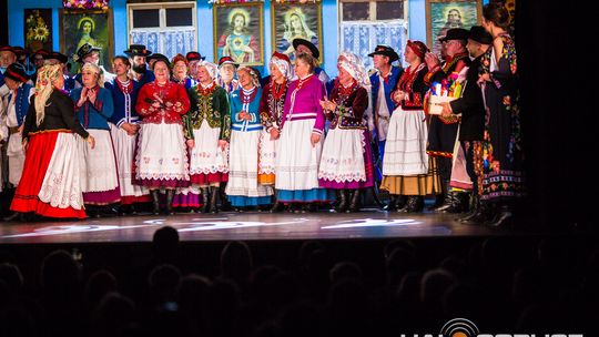 zdjęcie przedstawia tańczące pary w strojach ludowych