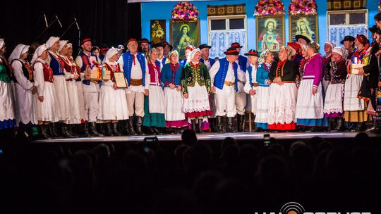 zdjęcie przedstawia tańczące pary w strojach ludowych
