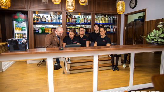 zdjęcie przestawia osoby, które brały udział w otwarciu restauracji galicja w klęczanach