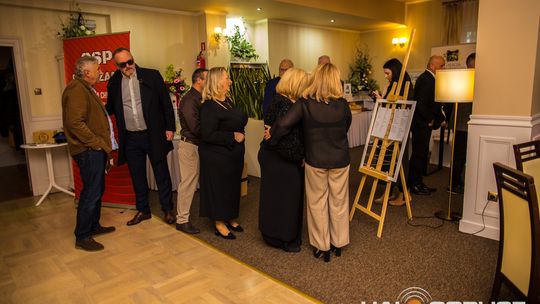 zdjęcie przestawia osoby, które brały udział w otwarciu restauracji galicja w klęczanach