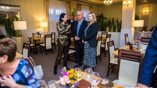 zdjęcie przestawia osoby, które brały udział w otwarciu restauracji galicja w klęczanach