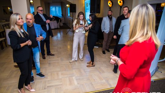 zdjęcie przestawia osoby, które brały udział w otwarciu restauracji galicja w klęczanach