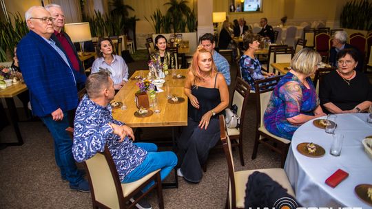 zdjęcie przestawia osoby, które brały udział w otwarciu restauracji galicja w klęczanach