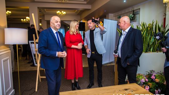 zdjęcie przestawia osoby, które brały udział w otwarciu restauracji galicja w klęczanach
