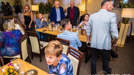 zdjęcie przestawia osoby, które brały udział w otwarciu restauracji galicja w klęczanach