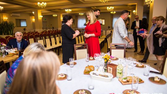 zdjęcie przestawia osoby, które brały udział w otwarciu restauracji galicja w klęczanach