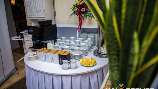 zdjęcie przestawia osoby, które brały udział w otwarciu restauracji galicja w klęczanach