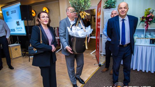 zdjęcie przestawia osoby, które brały udział w otwarciu restauracji galicja w klęczanach
