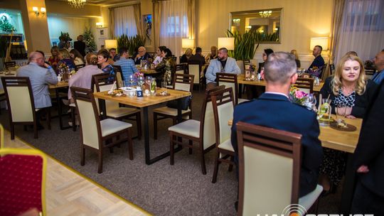 zdjęcie przestawia osoby, które brały udział w otwarciu restauracji galicja w klęczanach