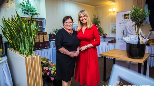zdjęcie przestawia osoby, które brały udział w otwarciu restauracji galicja w klęczanach