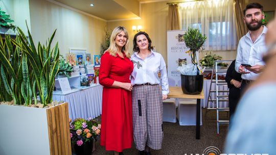 zdjęcie przestawia osoby, które brały udział w otwarciu restauracji galicja w klęczanach