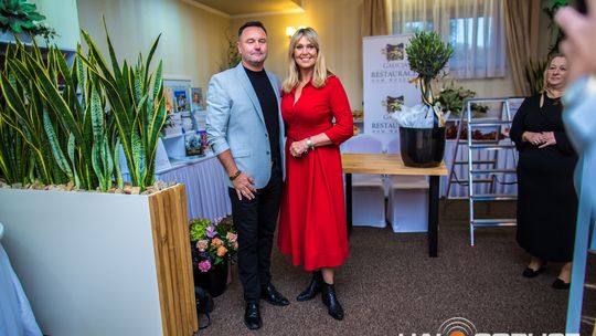 zdjęcie przestawia osoby, które brały udział w otwarciu restauracji galicja w klęczanach