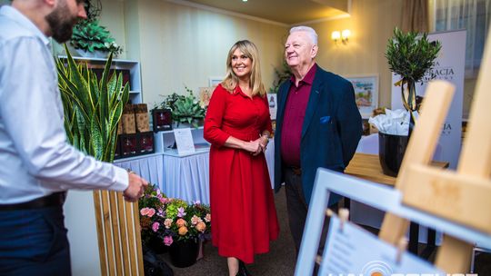 zdjęcie przestawia osoby, które brały udział w otwarciu restauracji galicja w klęczanach