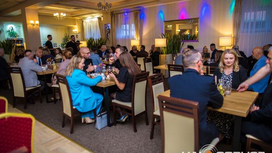zdjęcie przestawia osoby, które brały udział w otwarciu restauracji galicja w klęczanach