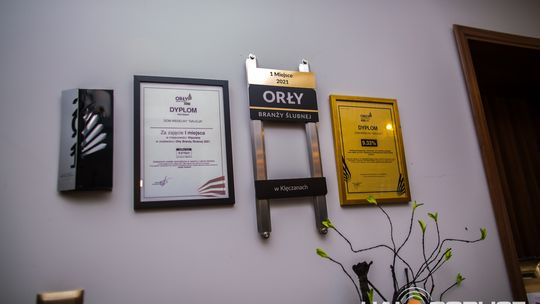 zdjęcie przestawia osoby, które brały udział w otwarciu restauracji galicja w klęczanach