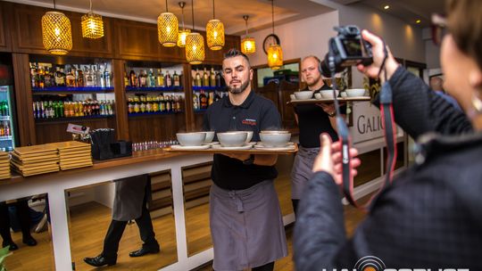 zdjęcie przestawia osoby, które brały udział w otwarciu restauracji galicja w klęczanach