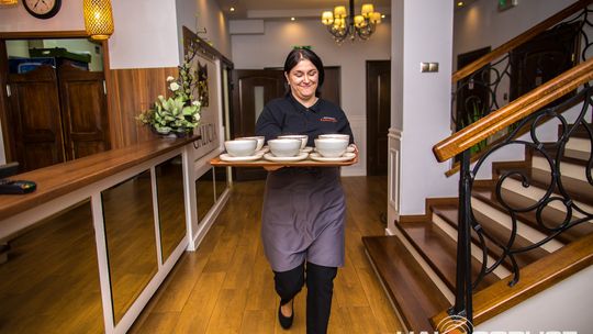 zdjęcie przestawia osoby, które brały udział w otwarciu restauracji galicja w klęczanach