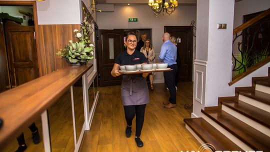 zdjęcie przestawia osoby, które brały udział w otwarciu restauracji galicja w klęczanach