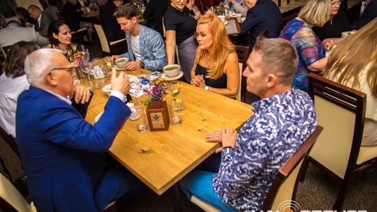 zdjęcie przestawia osoby, które brały udział w otwarciu restauracji galicja w klęczanach