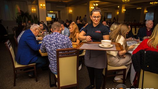zdjęcie przestawia osoby, które brały udział w otwarciu restauracji galicja w klęczanach