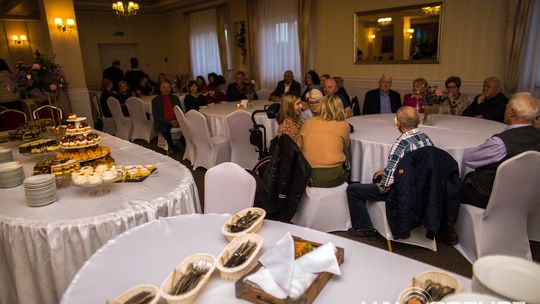 zdjęcie przestawia osoby, które brały udział w otwarciu restauracji galicja w klęczanach