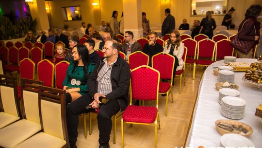 zdjęcie przestawia osoby, które brały udział w otwarciu restauracji galicja w klęczanach
