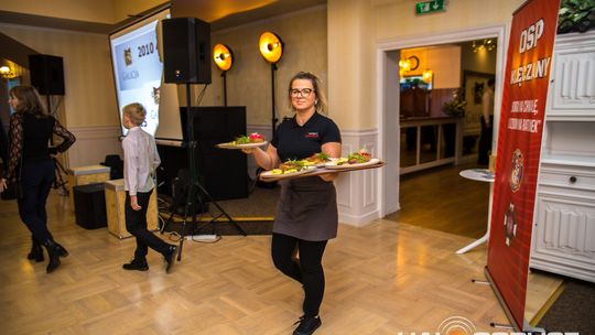 zdjęcie przestawia osoby, które brały udział w otwarciu restauracji galicja w klęczanach