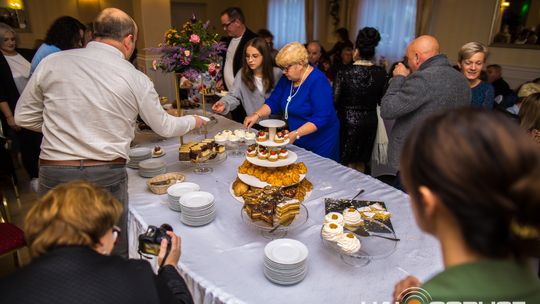 zdjęcie przestawia osoby, które brały udział w otwarciu restauracji galicja w klęczanach