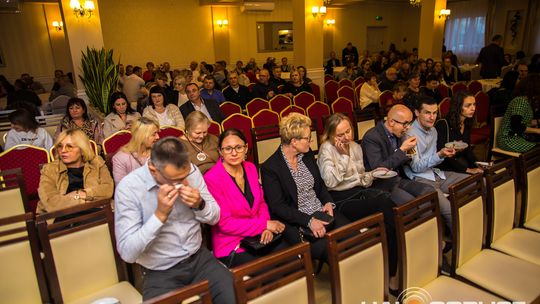 zdjęcie przestawia osoby, które brały udział w otwarciu restauracji galicja w klęczanach