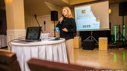 zdjęcie przestawia osoby, które brały udział w otwarciu restauracji galicja w klęczanach