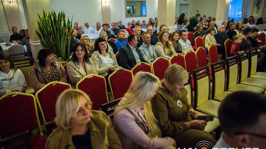 zdjęcie przestawia osoby, które brały udział w otwarciu restauracji galicja w klęczanach