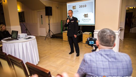 zdjęcie przestawia osoby, które brały udział w otwarciu restauracji galicja w klęczanach