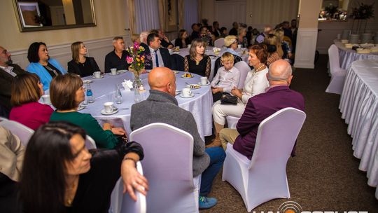 zdjęcie przestawia osoby, które brały udział w otwarciu restauracji galicja w klęczanach