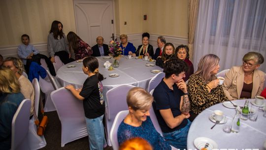 zdjęcie przestawia osoby, które brały udział w otwarciu restauracji galicja w klęczanach